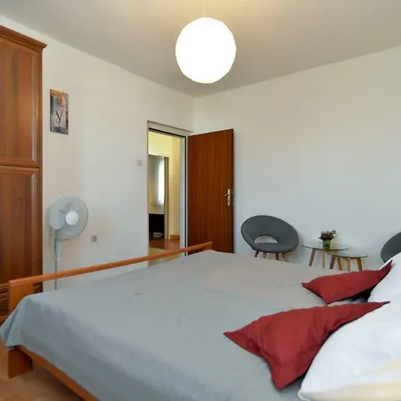 Apartment Pineta 1817 *